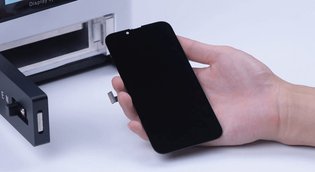 mat-kinh-luon-keo-iphone-14-plus-zin-nau-may-dai-bang-10