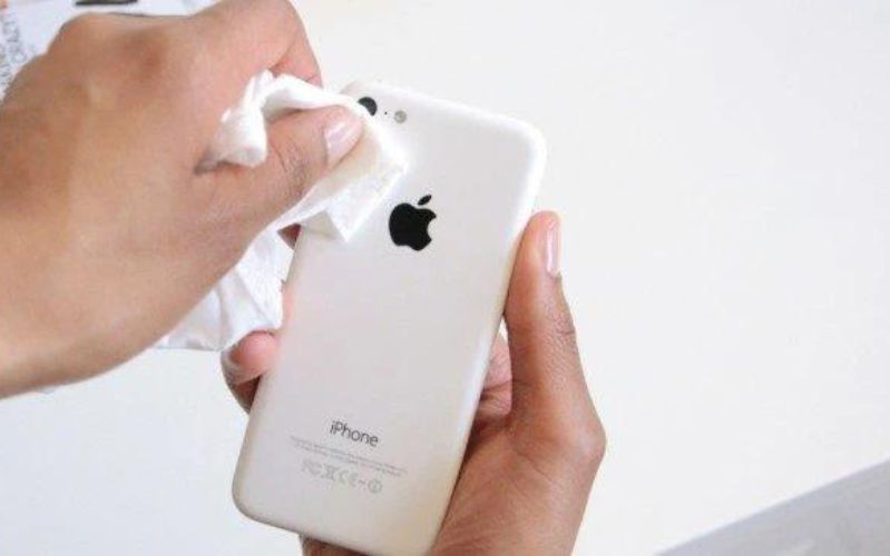 Sửa lỗi camera iPhone không lấy nét được bằng cách lau camera
